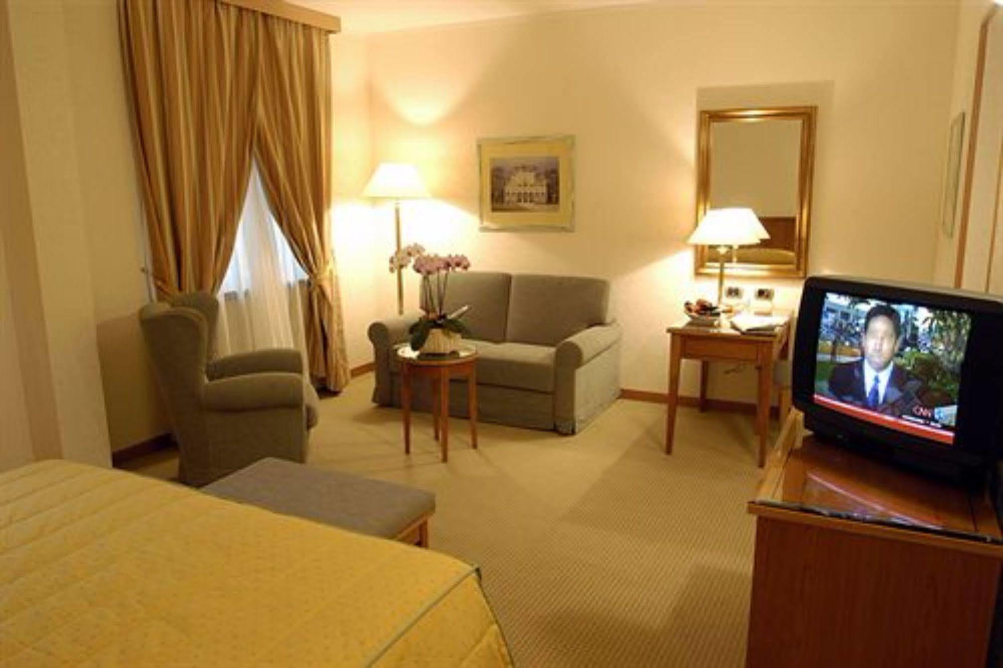 Hotel Excelsior Magenta Rum bild